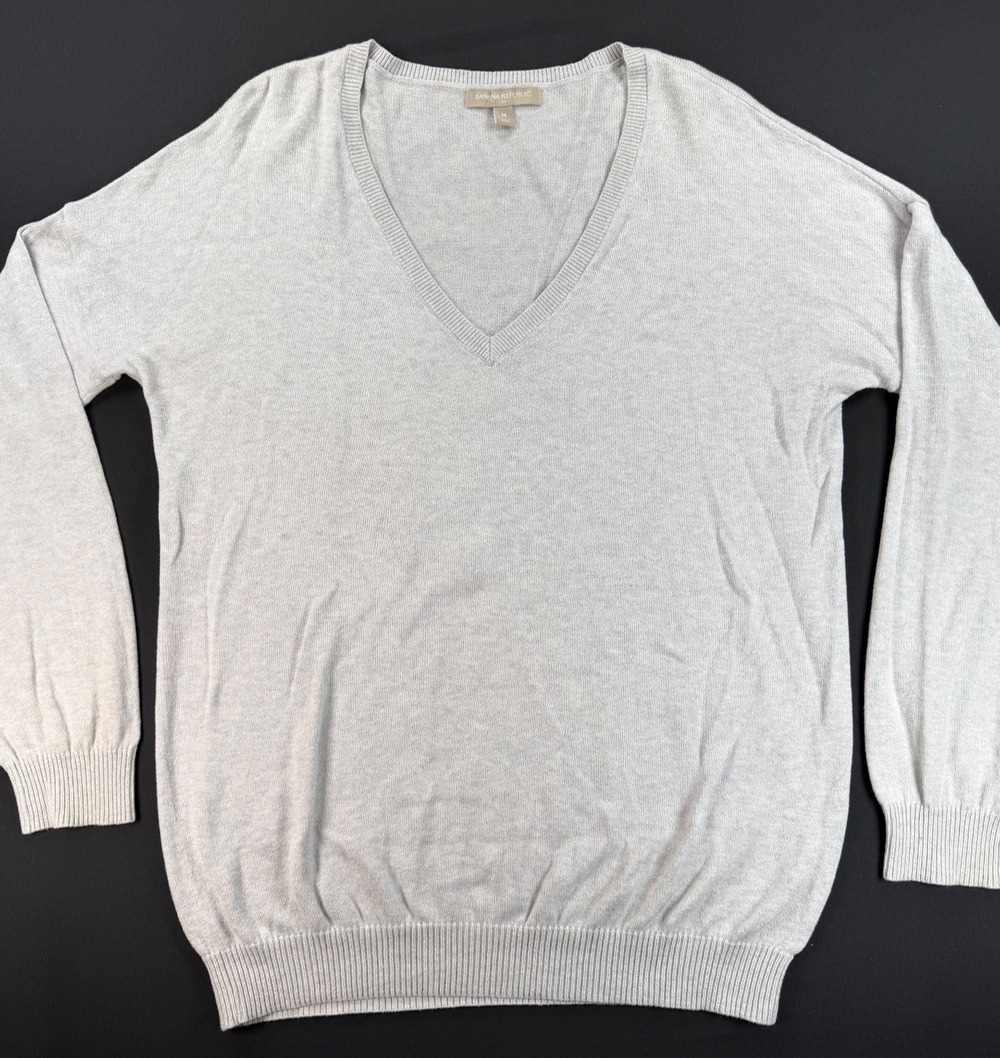 Banana Republic Light Grey V Neck Long Sleeve Sweater (Women's M)